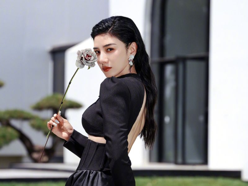 黄奕私拿美术馆展品摆拍 糗被馆方点名开轰