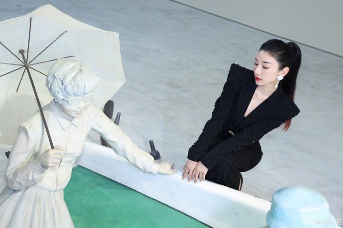 黄奕私拿美术馆展品摆拍 糗被馆方点名开轰