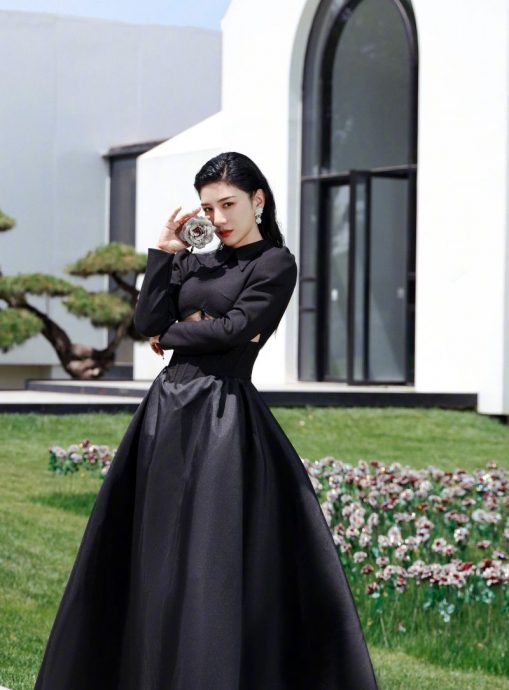 黄奕私拿美术馆展品摆拍 糗被馆方点名开轰