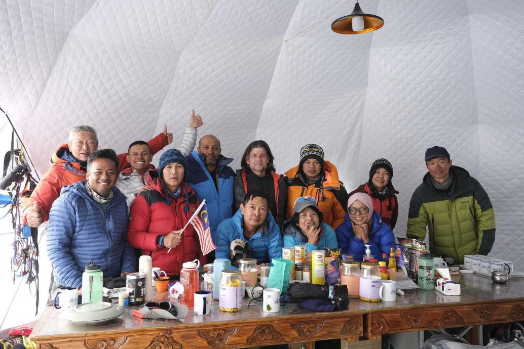 (全国版/大北马)民防部队吉州主任阿旺阿斯干达上珠穆朗玛峰,客死异乡。