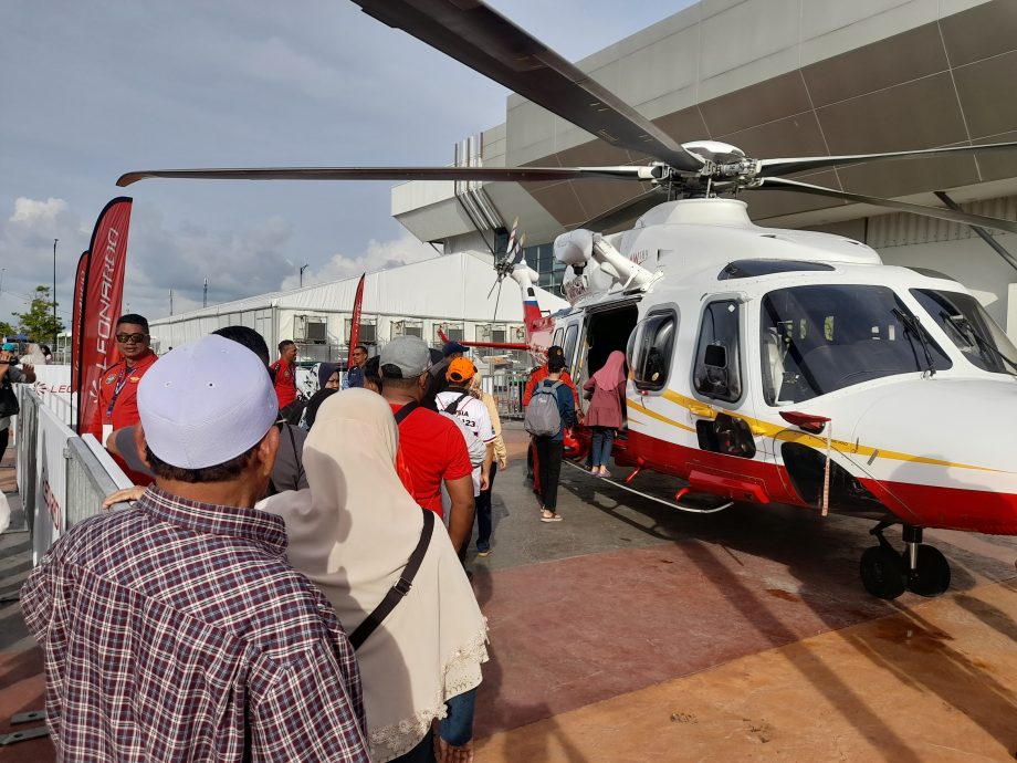 (全国版)交怡海空展今早开放 民众涌入停机坪抢先看战机