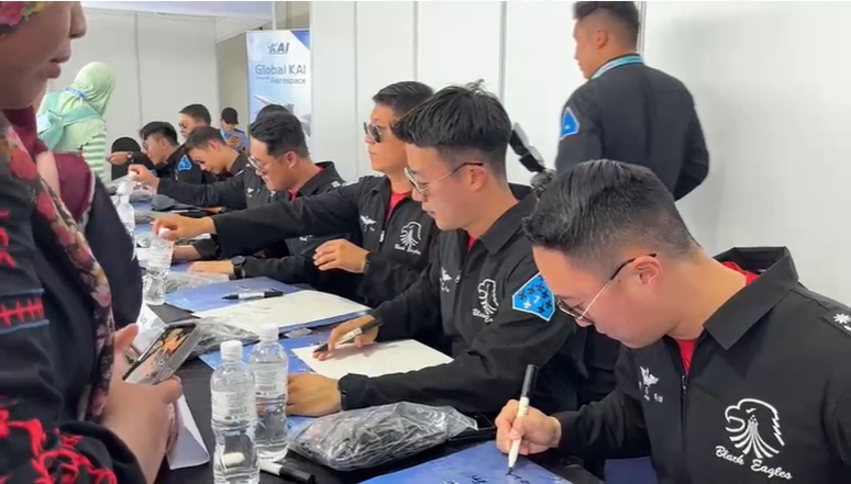 (全国版)交怡海空展今早开放 民众涌入停机坪抢先看战机