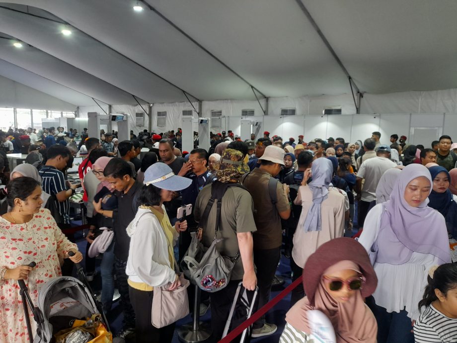 (全国版)交怡海空展今早开放 民众涌入停机坪抢先看战机