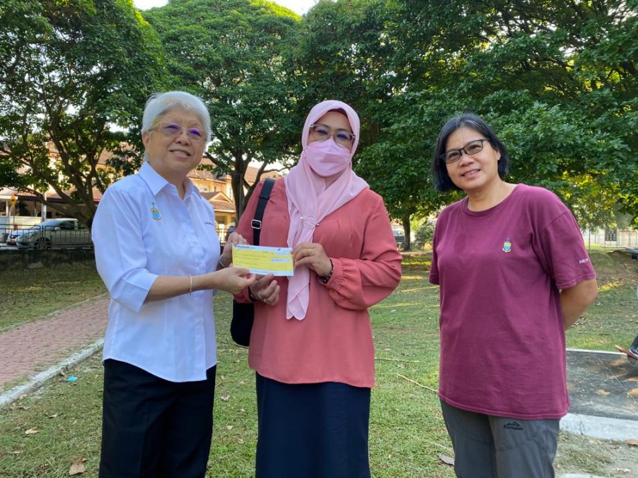 巫裔单亲妈妈送4女儿进华校