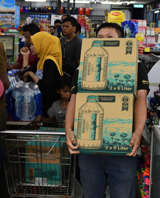 槟吉人民抢购水