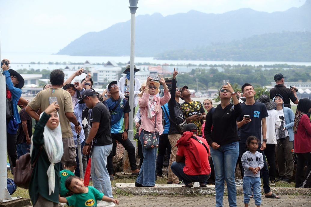 浮罗交怡国际海空展倒数两天 各国飞行表演队积极彩排