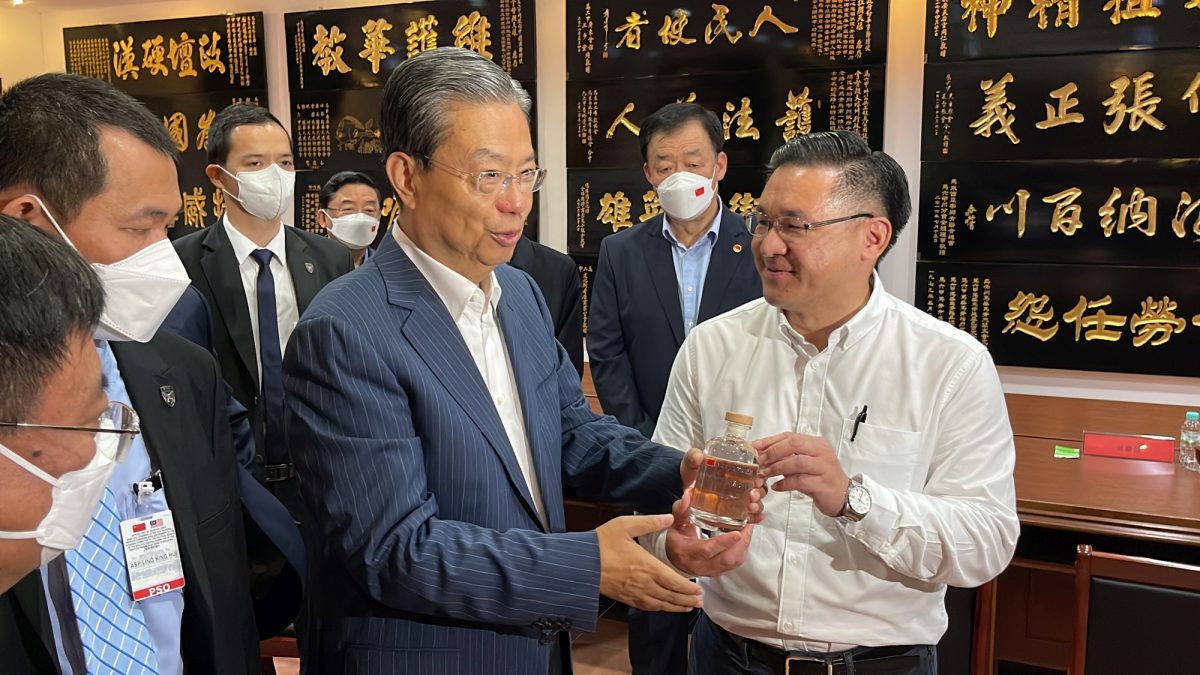 （全国版）赵乐际访鸡场街·参观马六甲海峡