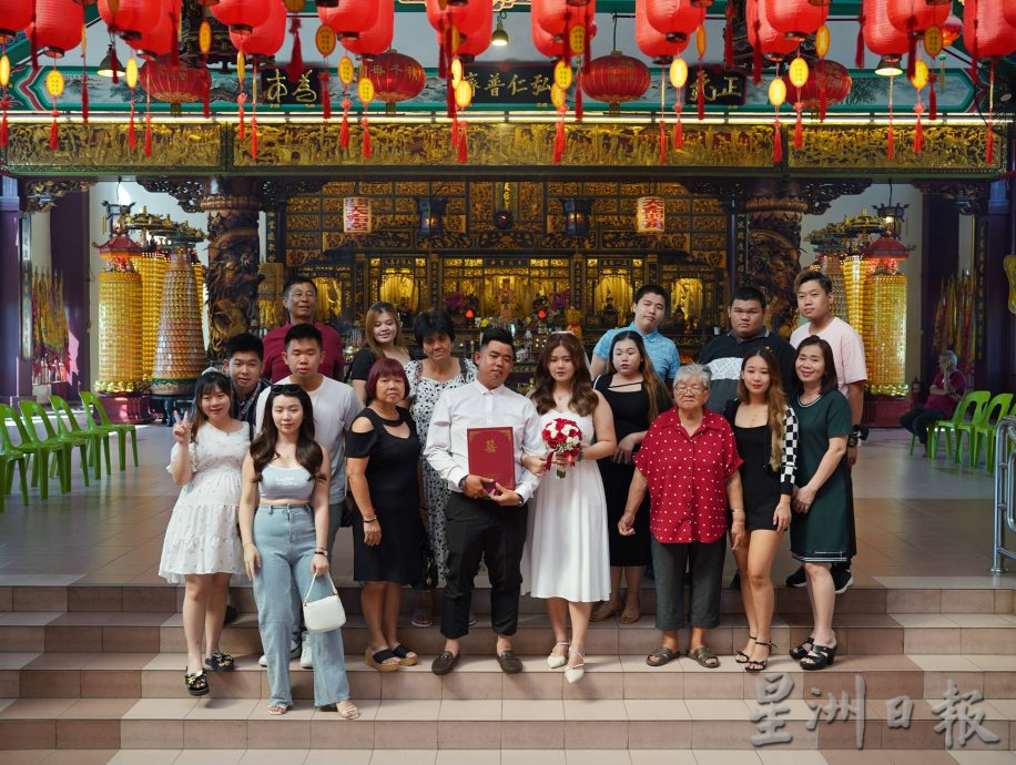 (古城封底主文)兴安天后宫婚姻注册局“520”23对新人共结连理