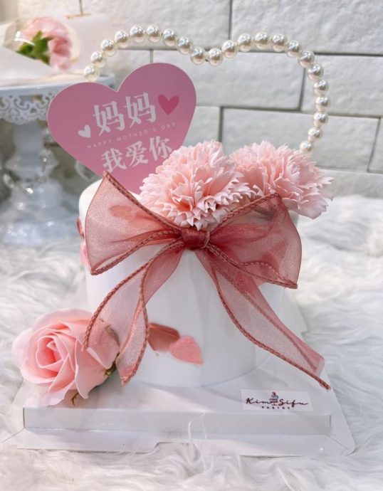 (古城封面主文)业者赶制母亲节蛋糕