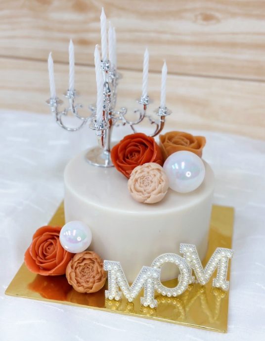 (古城封面主文)业者赶制母亲节蛋糕