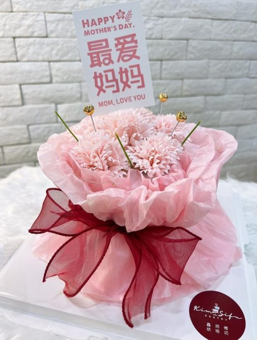 (古城封面主文)业者赶制母亲节蛋糕