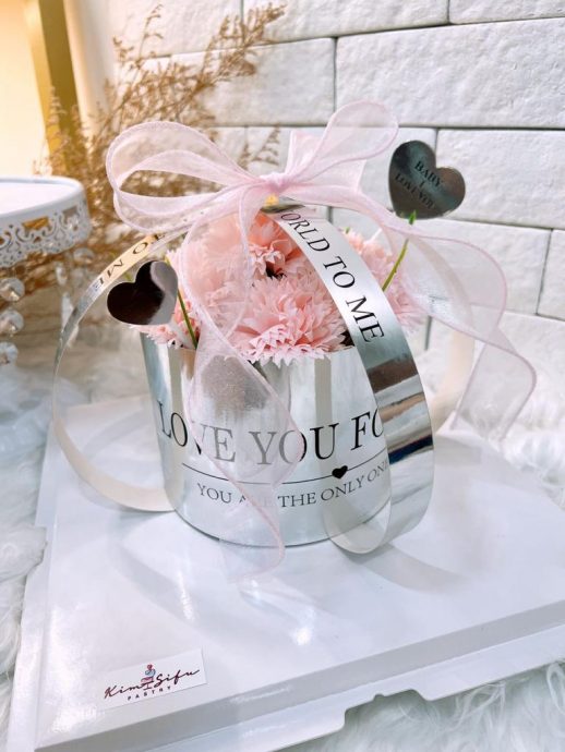 (古城封面主文)业者赶制母亲节蛋糕