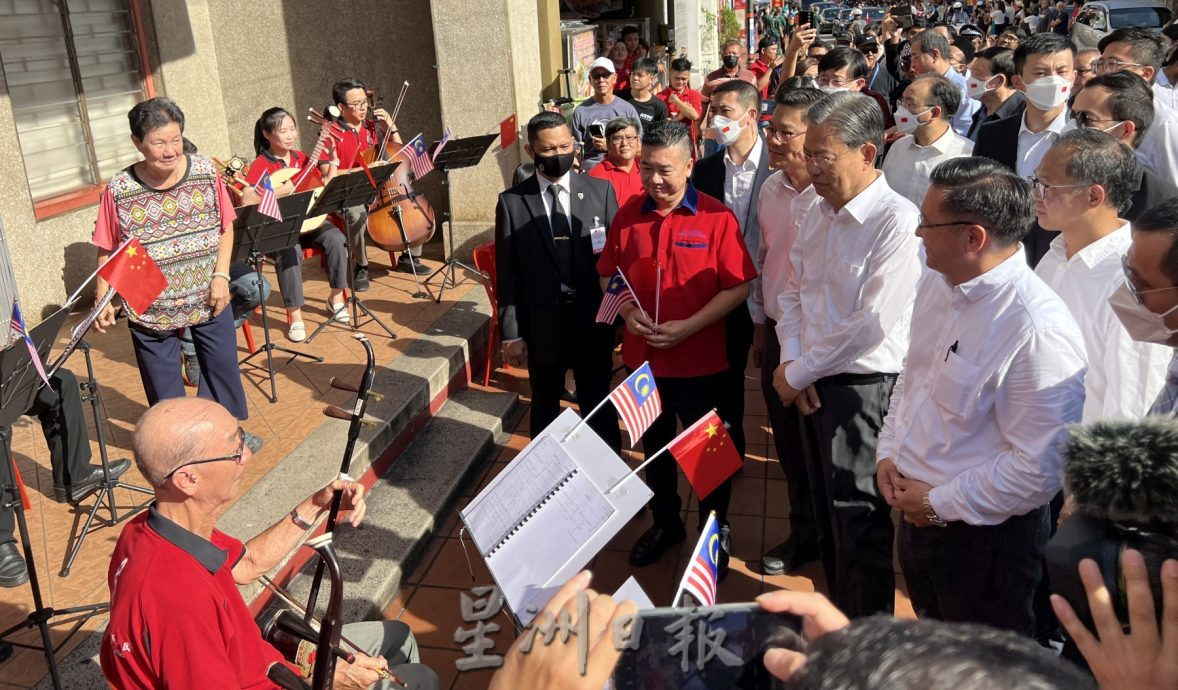 (古城封面主文)中马旗帜飘扬·民众热情欢迎赵乐际莅临