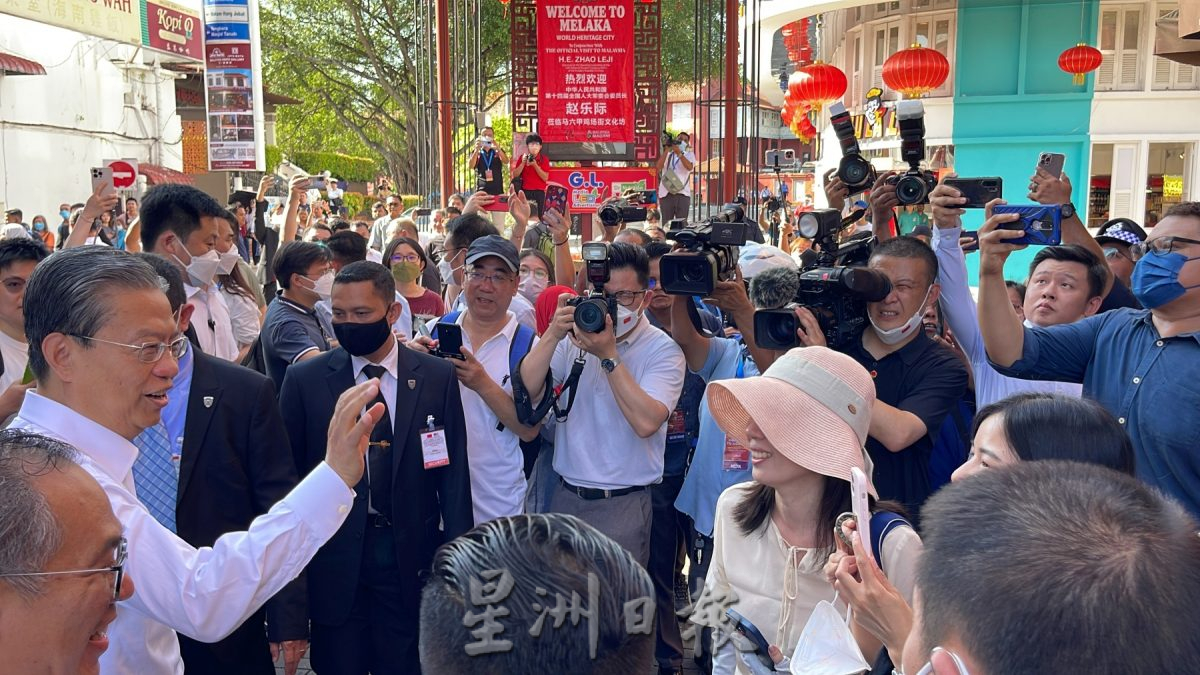 (古城封面主文)中马旗帜飘扬·民众热情欢迎赵乐际莅临