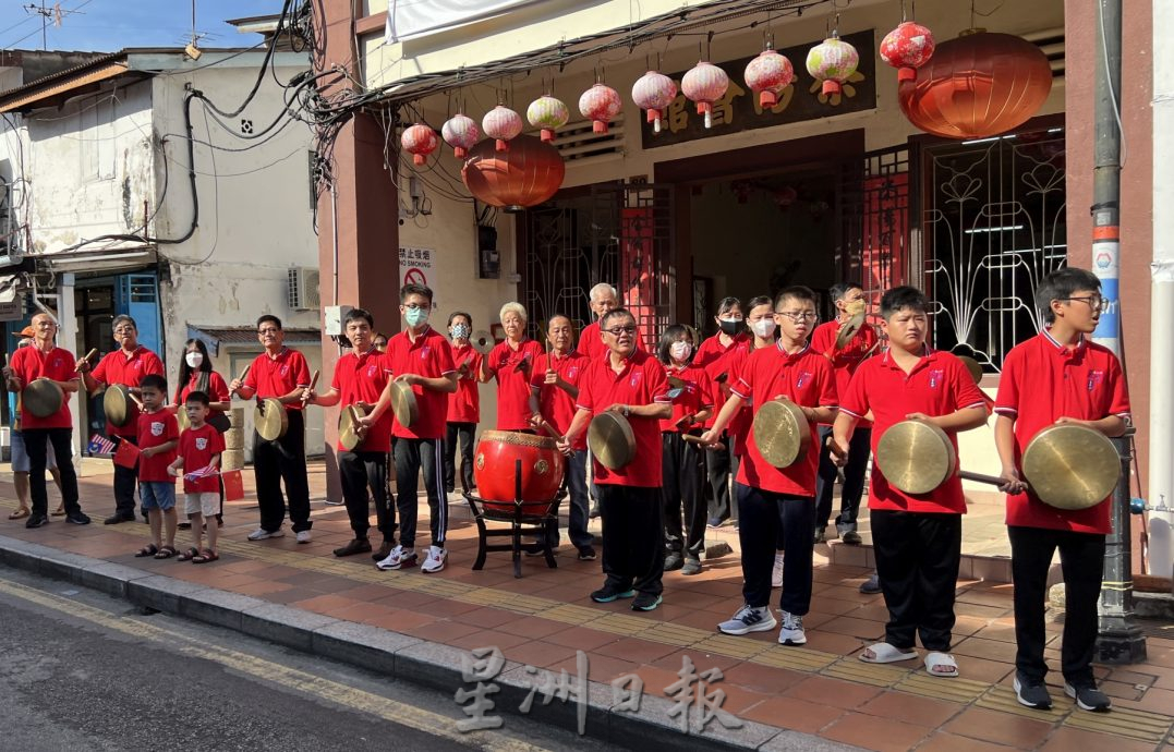 (古城封面主文)中马旗帜飘扬·民众热情欢迎赵乐际莅临