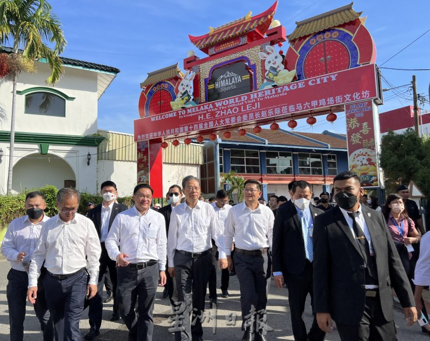 (古城封面主文)中马旗帜飘扬·民众热情欢迎赵乐际莅临
