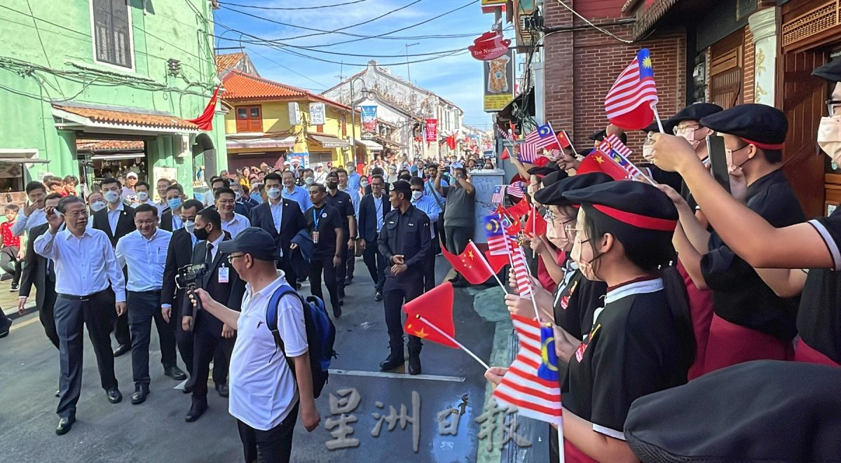 (古城封面主文)中马旗帜飘扬·民众热情欢迎赵乐际莅临