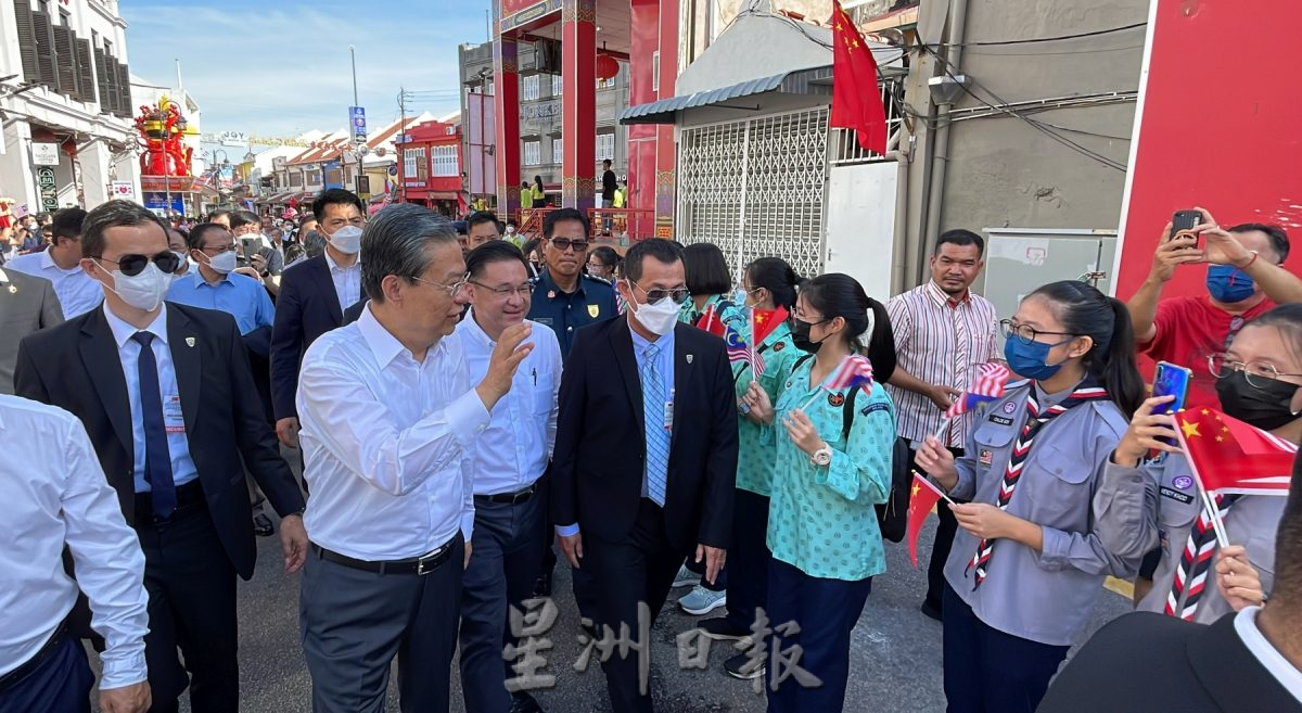 (古城封面主文)中马旗帜飘扬·民众热情欢迎赵乐际莅临