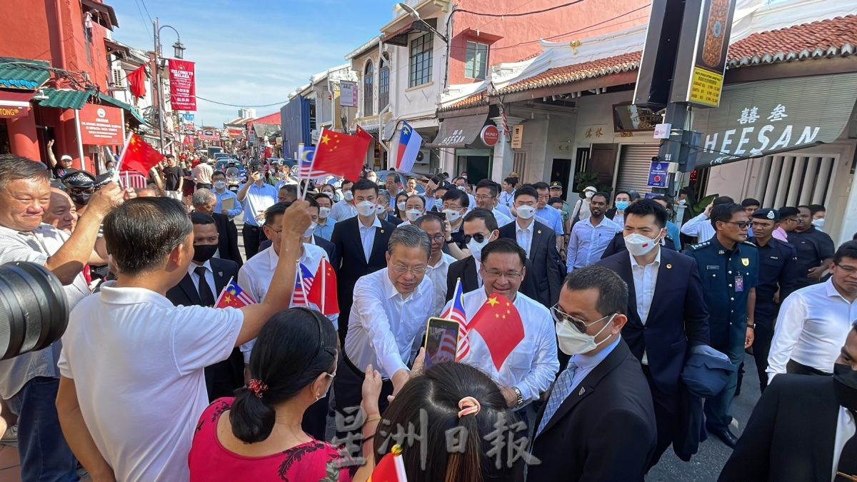 (古城封面主文)中马旗帜飘扬·民众热情欢迎赵乐际莅临