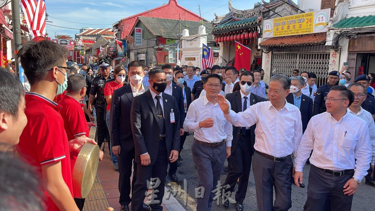 （古城封面主文）中马旗帜飘扬·民众热情欢迎赵乐际莅临
