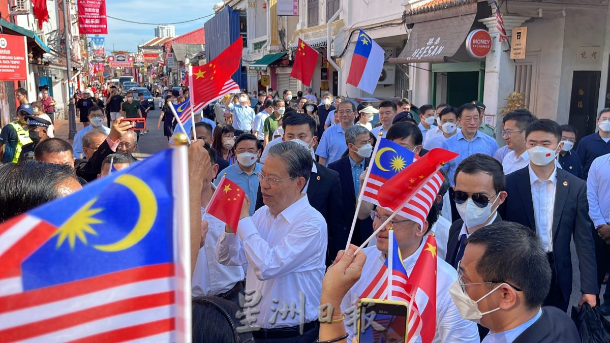 （古城封面主文）中马旗帜飘扬·民众热情欢迎赵乐际莅临