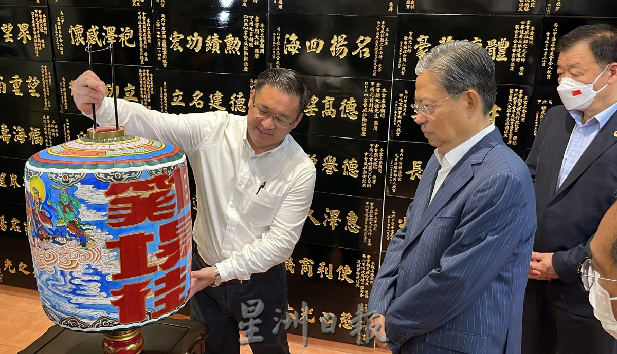 (古城封面主文)中马旗帜飘扬·民众热情欢迎赵乐际莅临