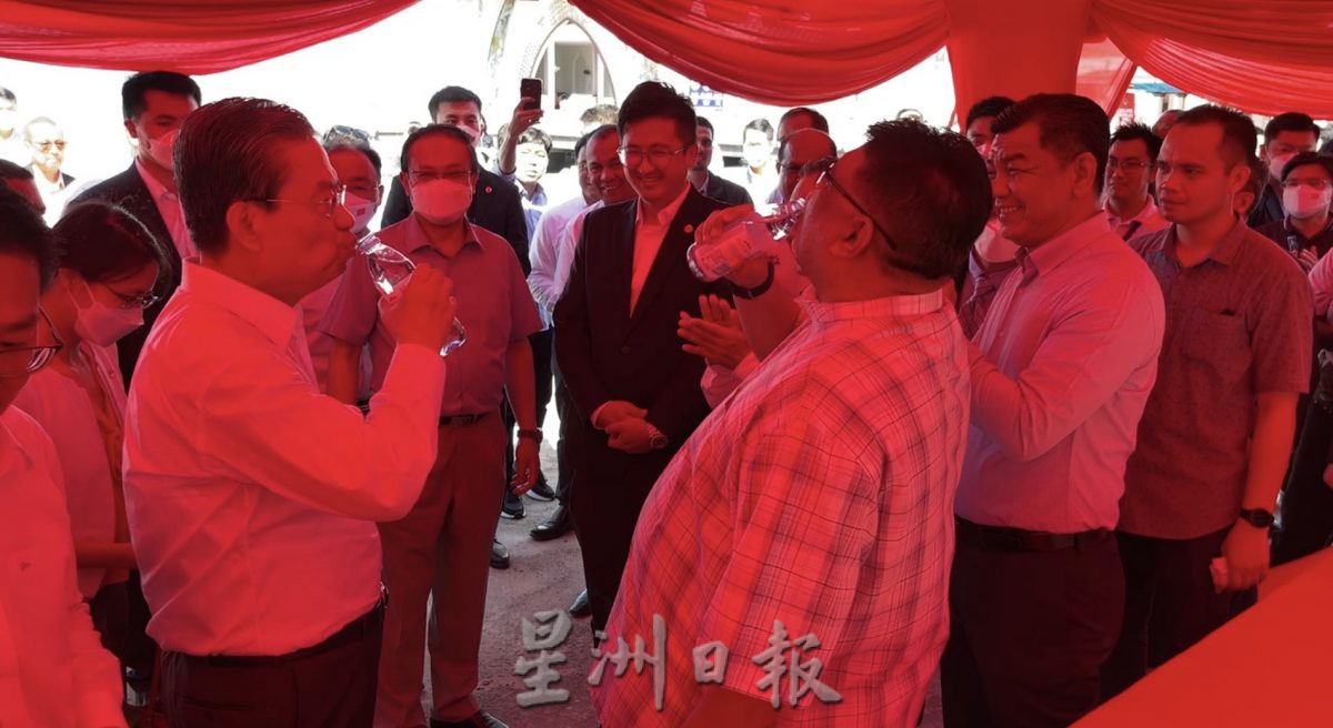 (古城封面主文)中马旗帜飘扬·民众热情欢迎赵乐际莅临