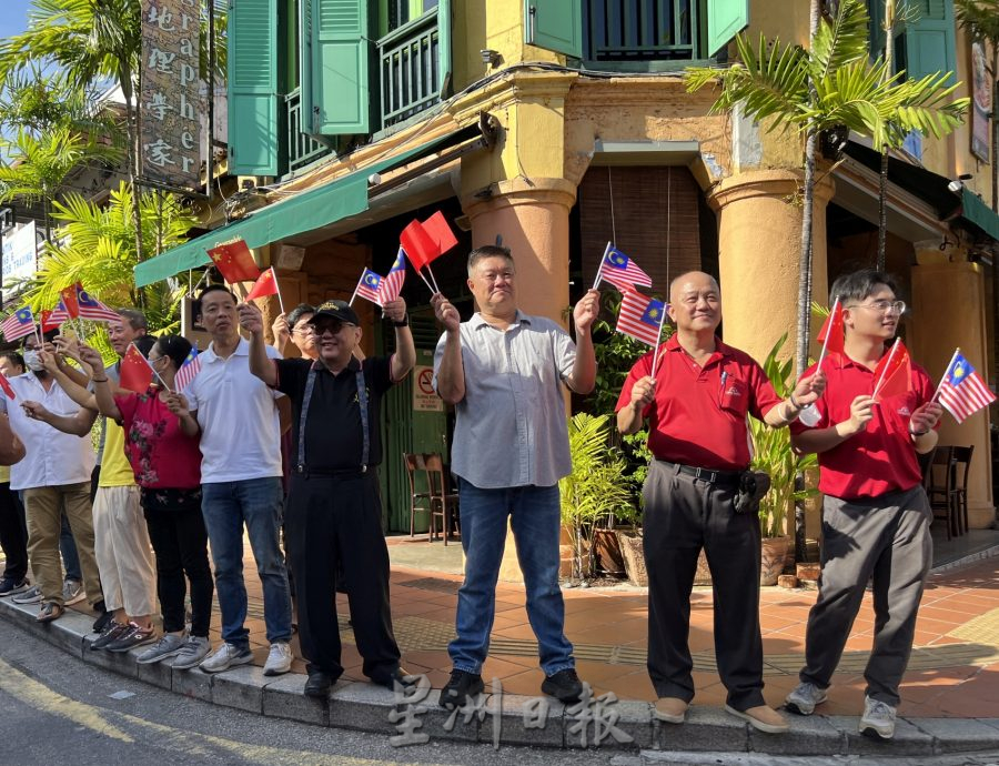 (古城封面主文)中马旗帜飘扬·民众热情欢迎赵乐际莅临