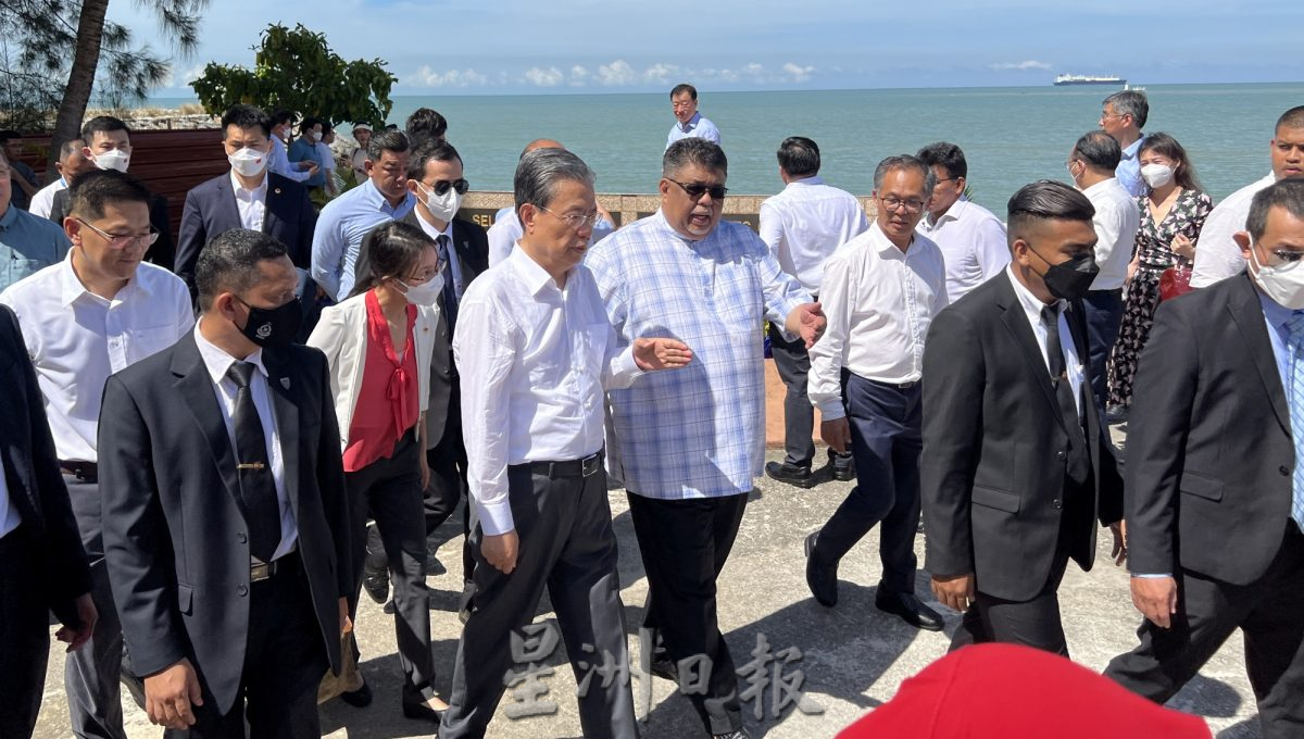(古城封面主文)中马旗帜飘扬·民众热情欢迎赵乐际莅临