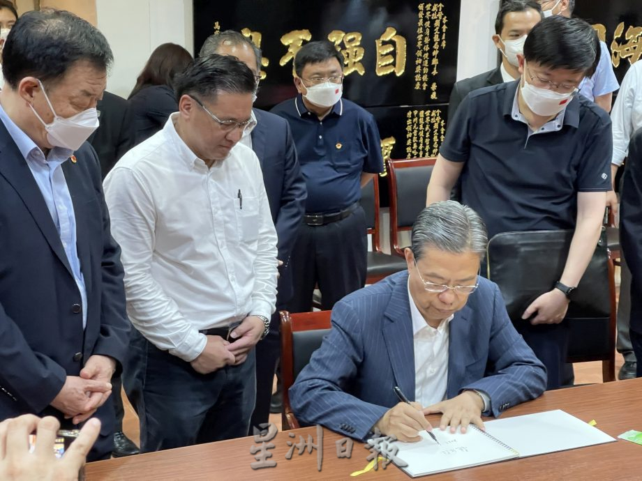 （古城封面主文）中马旗帜飘扬·民众热情欢迎赵乐际莅临