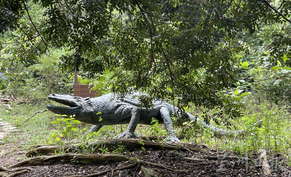 (古城封面主文)植物园恐龙破损失色·杂草掩盖失去光芒