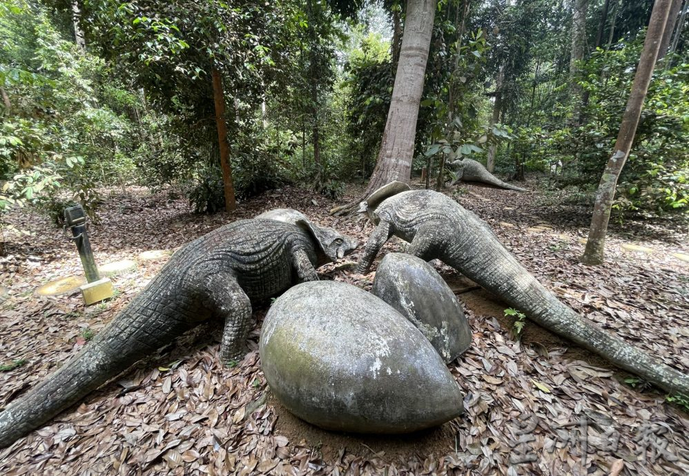 (古城封面主文)植物园恐龙破损失色·杂草掩盖失去光芒