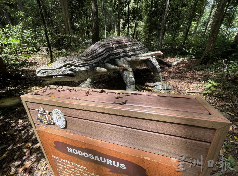 (古城封面主文)植物园恐龙破损失色·杂草掩盖失去光芒