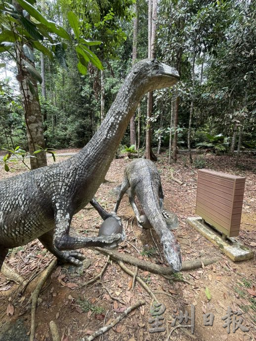 (古城封面主文)植物园恐龙破损失色·杂草掩盖失去光芒