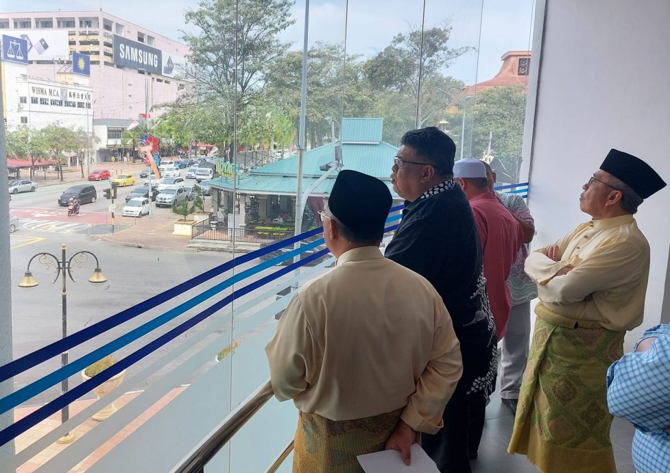 (古城封面主文)水务公司精明指挥中心,监督现场数据采取及时行动,保障甲州水供的需求与品质