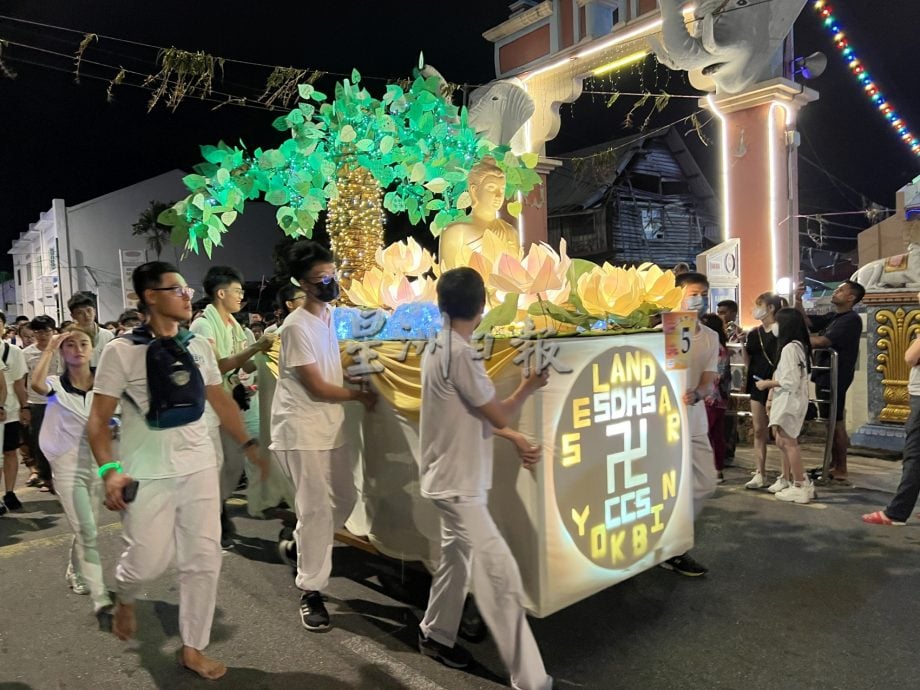 (古城封面主文)释迦院卫塞节花车游行·千人参与共沐佛光