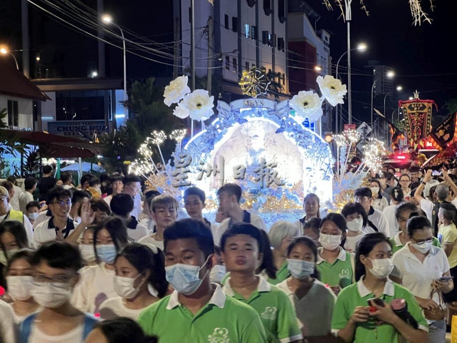 (古城封面主文)释迦院卫塞节花车游行·千人参与共沐佛光