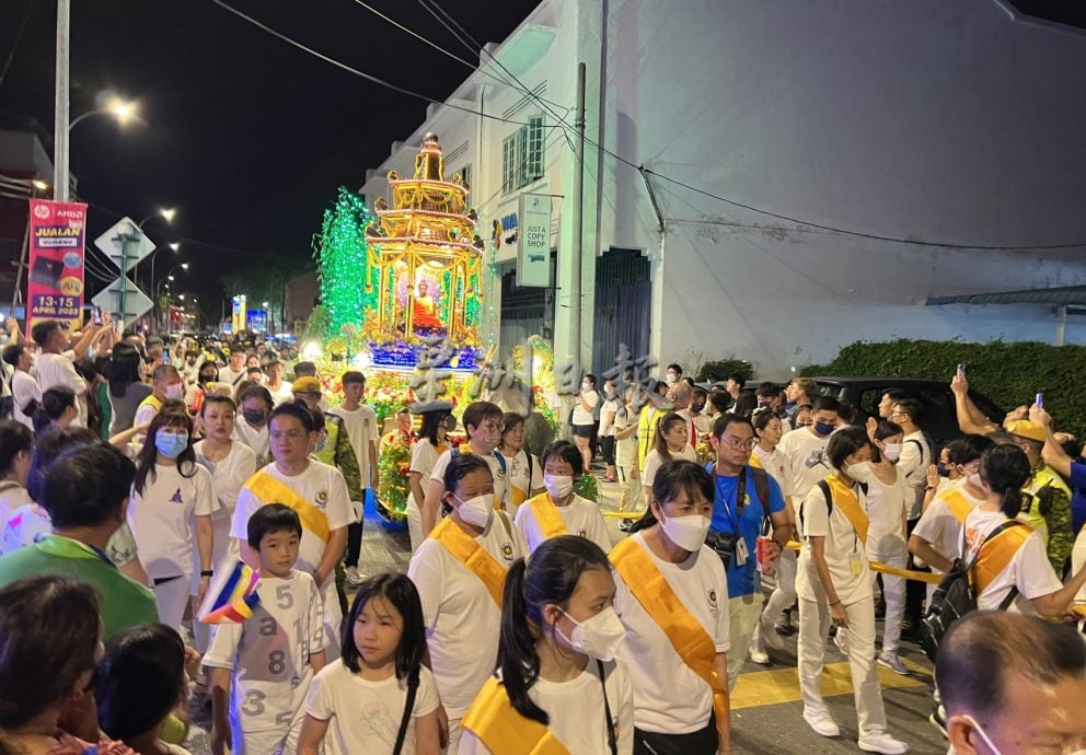 (古城封面主文)释迦院卫塞节花车游行·千人参与共沐佛光
