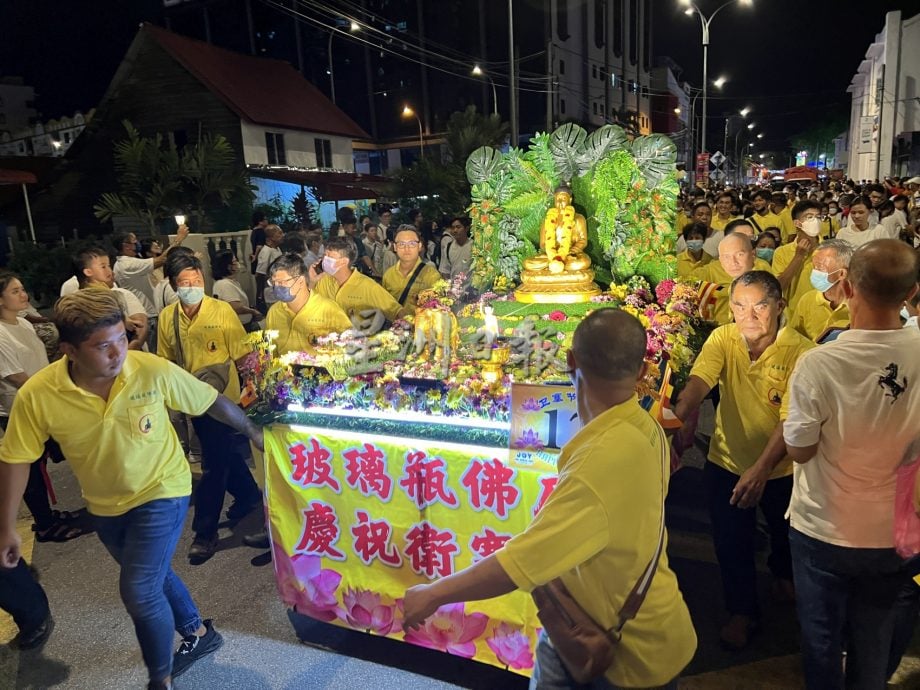 (古城封面主文)释迦院卫塞节花车游行·千人参与共沐佛光