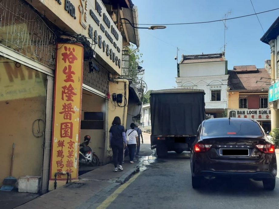 （古城封面副文）6月施行无车区，武牙拉也商民忧上演“抢车位”