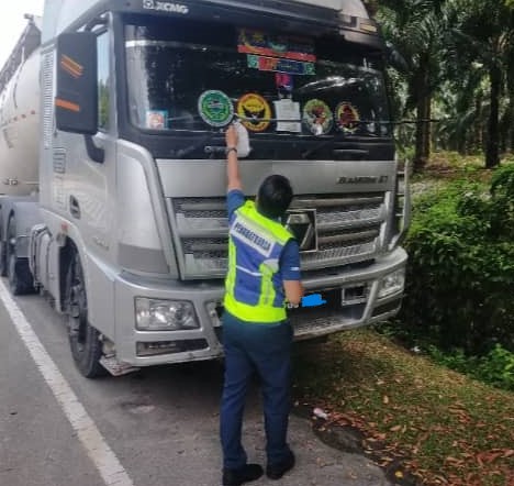 （古城封面副文）至少两辆大型罗里违规停泊路边，阻碍视线藏危险