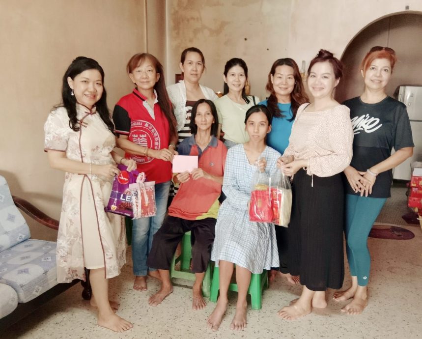 (古城版)甲中华传统文化促进会妇女组 母亲节移交善款3位单亲妈妈