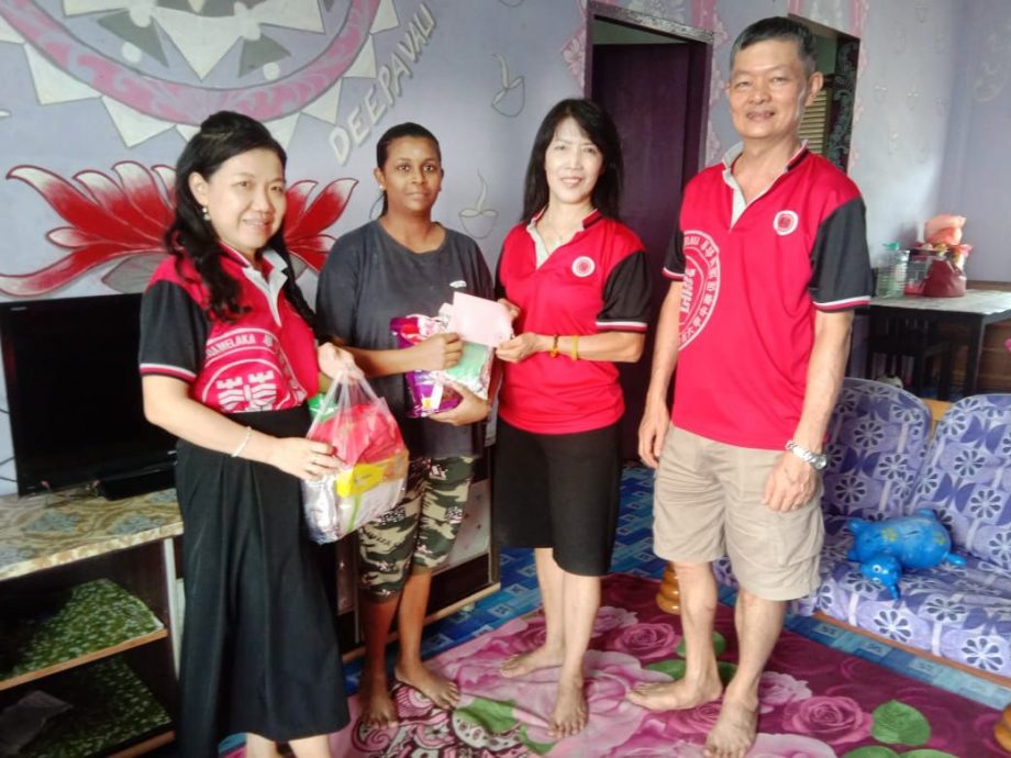 (古城版)甲中华传统文化促进会妇女组 母亲节移交善款3位单亲妈妈