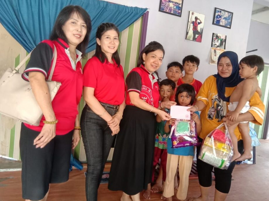 (古城版)甲中华传统文化促进会妇女组 母亲节移交善款3位单亲妈妈