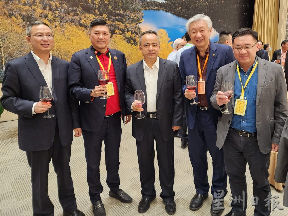 (古城版)颜天禄:新疆经济社会发展处正轨 开辟对外经贸合作机遇