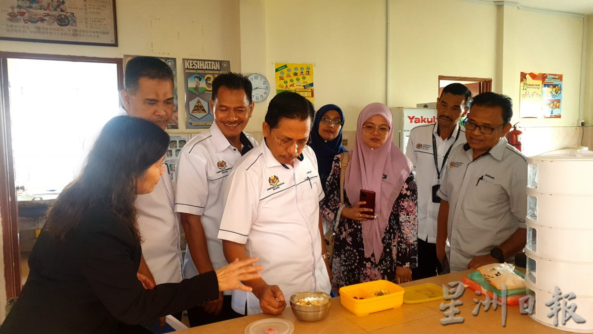 （古城第七版主文）教育部与卫生部官员参访新华学校了解营养餐计划执行