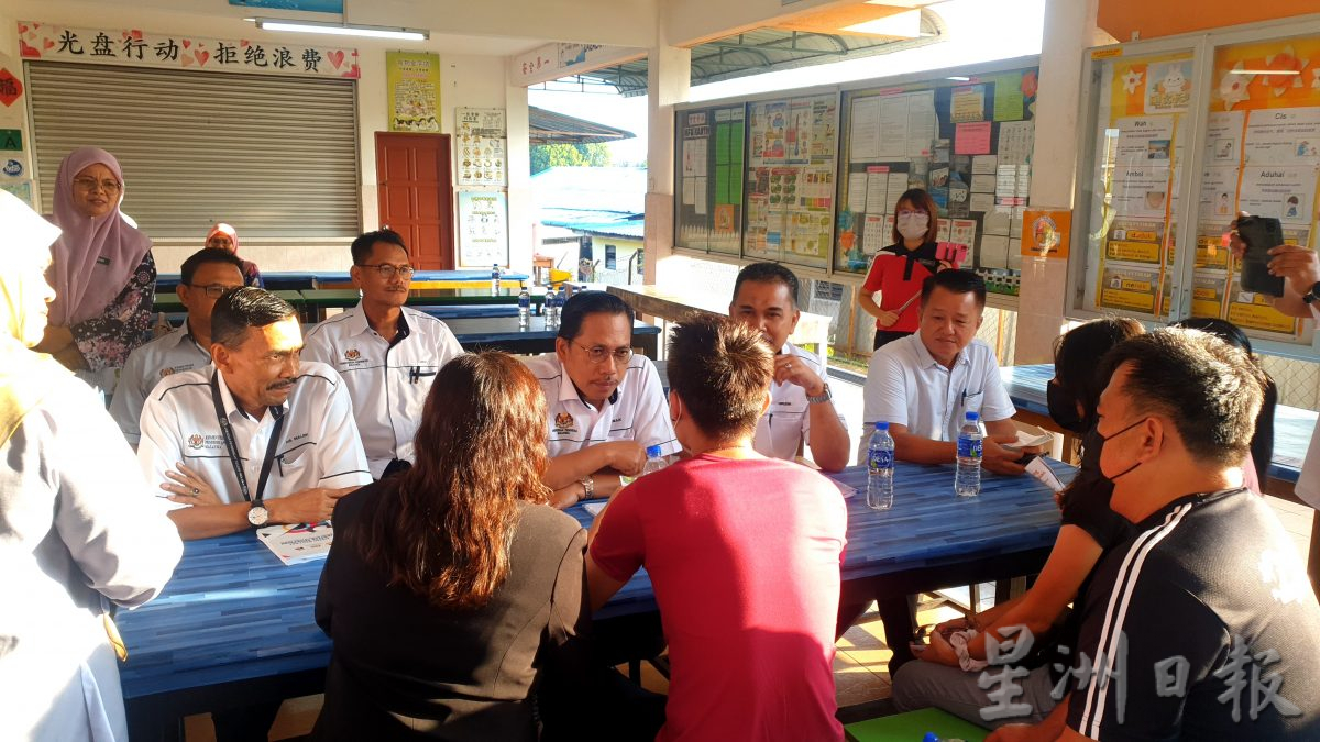 （古城第七版主文）教育部与卫生部官员参访新华学校了解营养餐计划执行