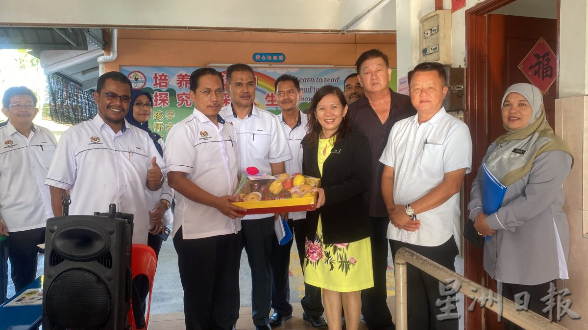 （古城第七版主文）教育部与卫生部官员参访新华学校了解营养餐计划执行