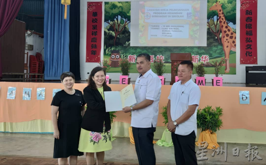 （古城第七版主文）教育部与卫生部官员参访新华学校了解营养餐计划执行