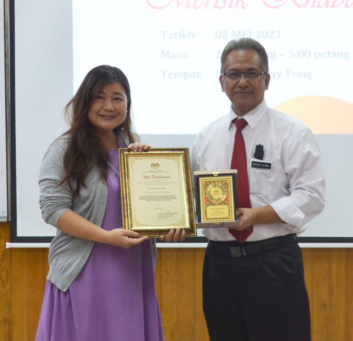 ​中央县教育局局长访培风中学解办学模式